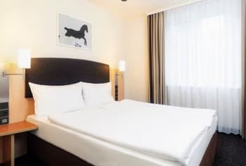 Guest room at IntercityHotel Vienna